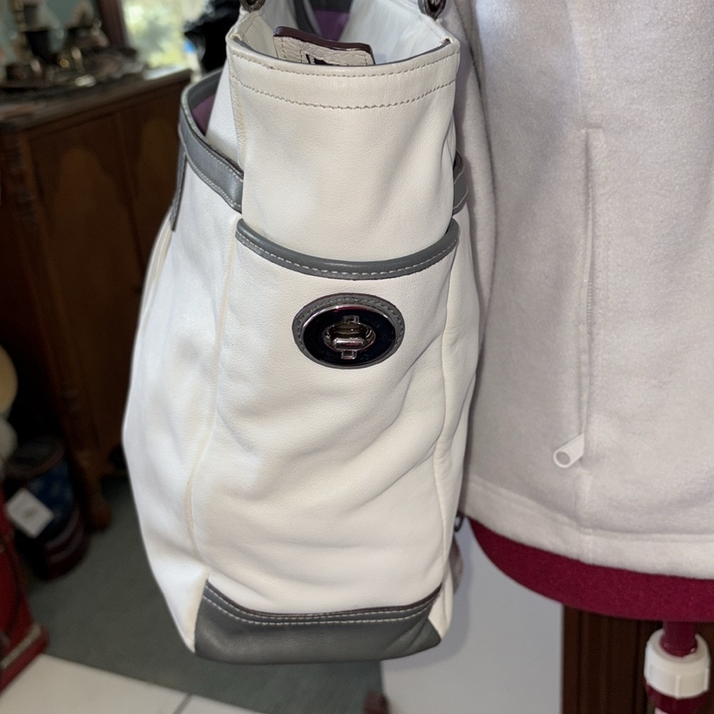 Coach F14673  Soho gallery Tote vintage  shoulder bag   Leather white/ deep gray - Picture 8 of 17